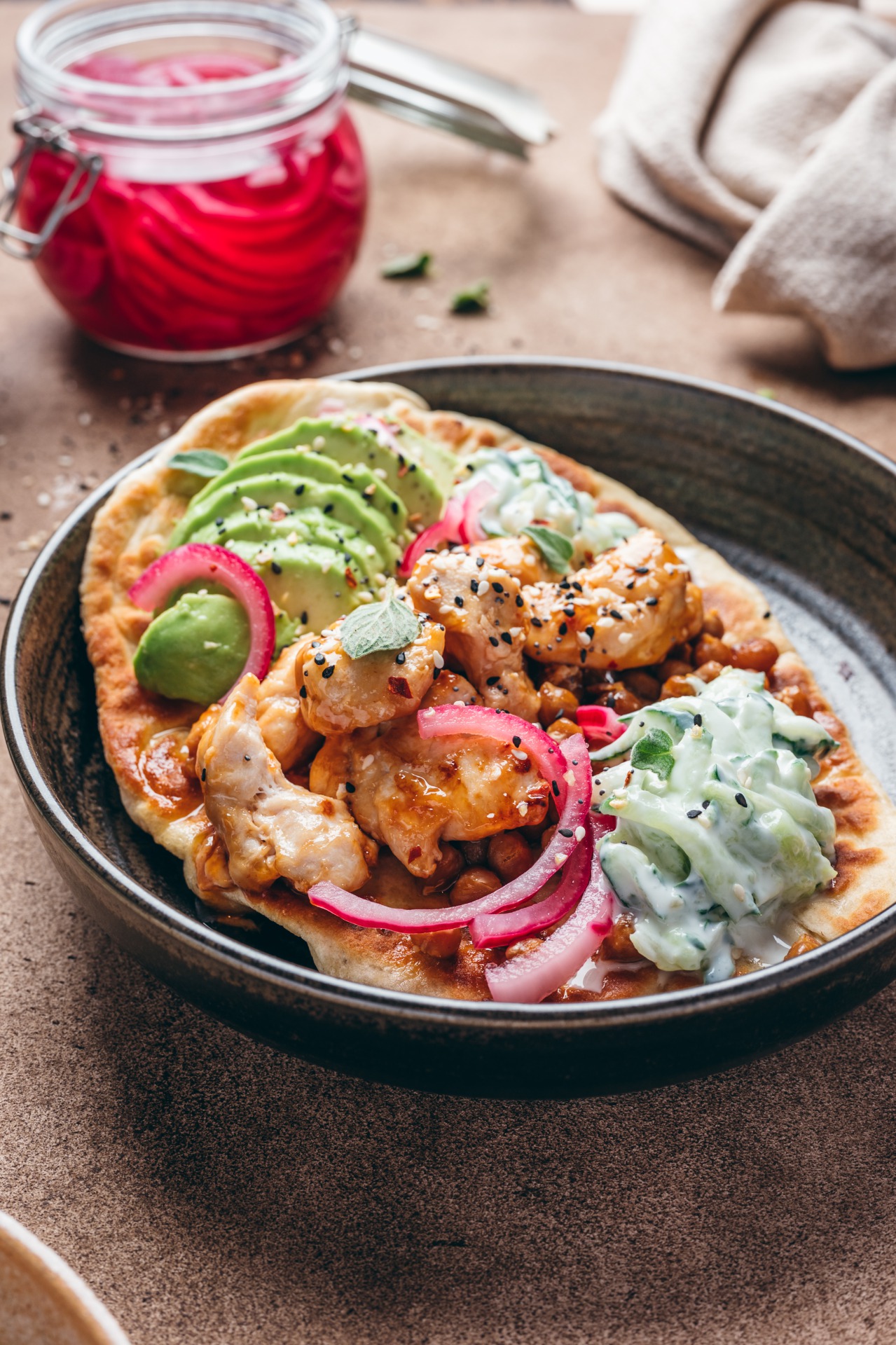 Naan Met Kip Avocado En Zoetzure Ui Joorkitchen